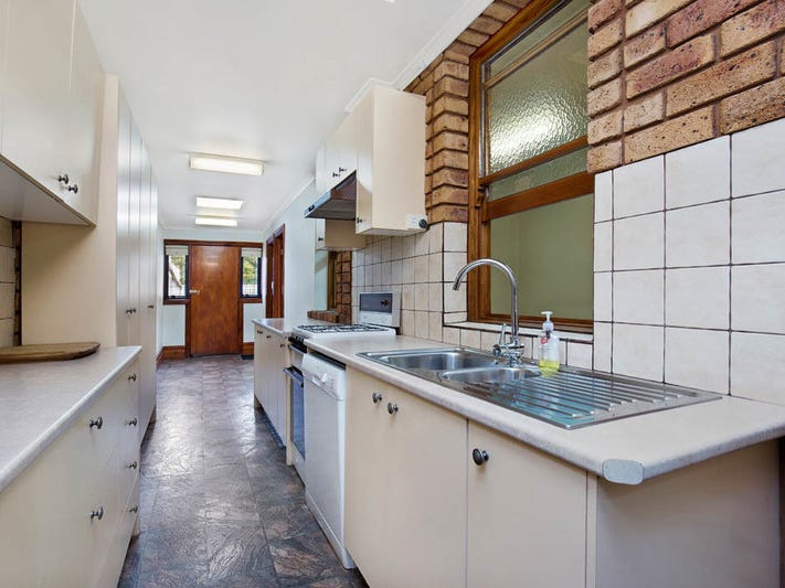 Charming Cottage in ideal location 2