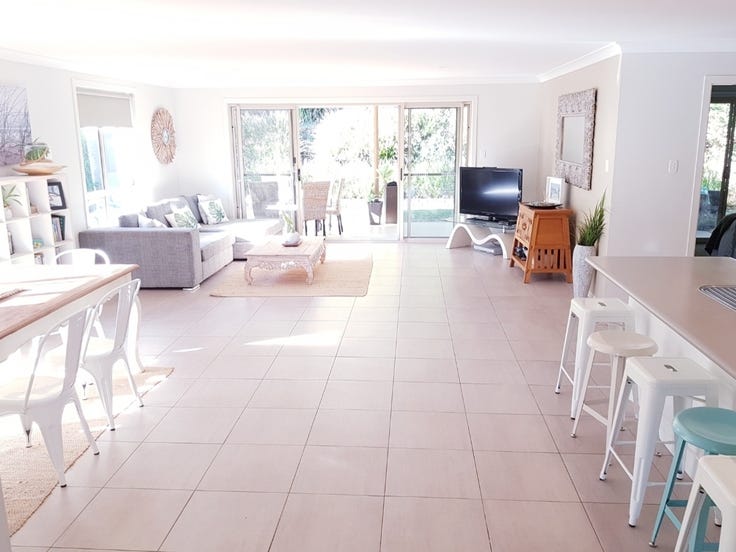 STYLISH LIGHT-FILLED OASIS,      800M TO BEACH
