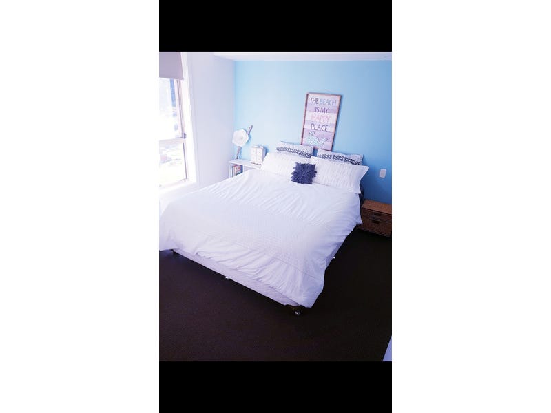 STYLISH LIGHT-FILLED OASIS,   5