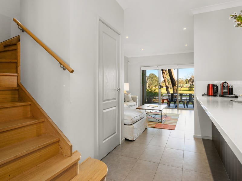 Modern living with golf course 2