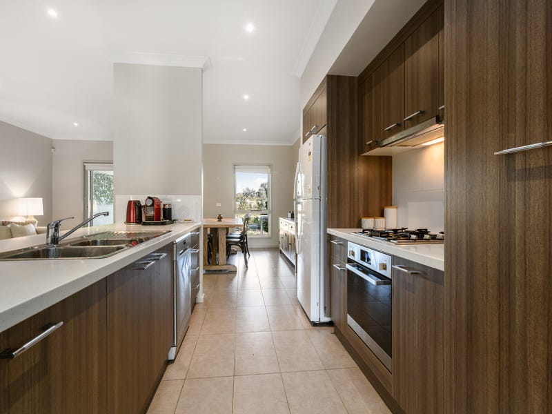 Modern living with golf course 3