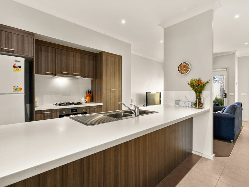 Modern living with golf course 4
