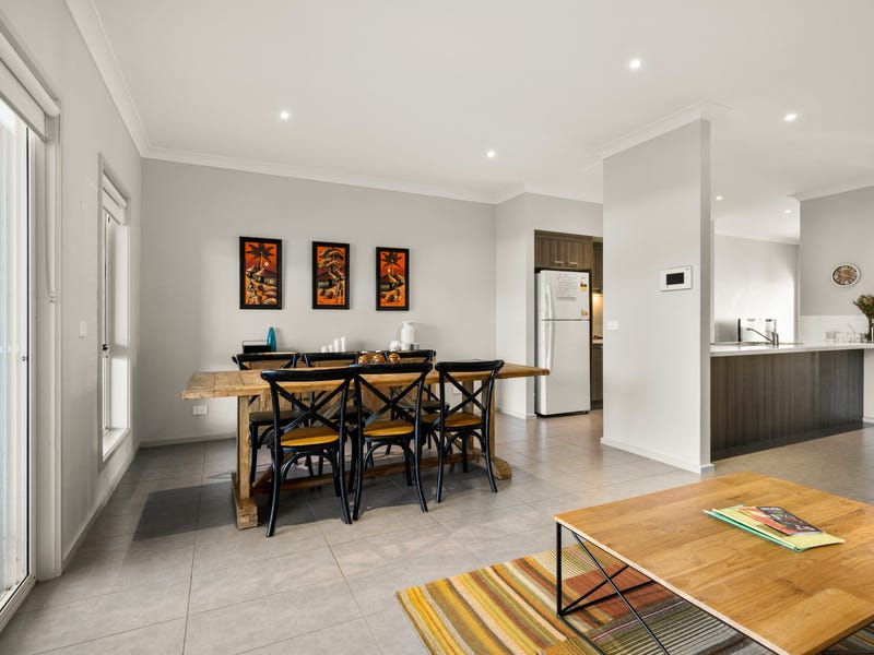 Modern living with golf course 7