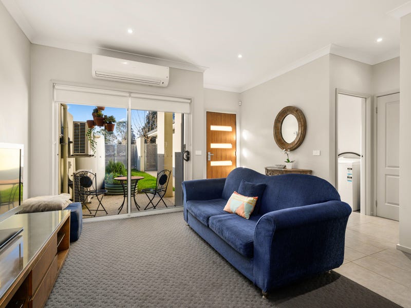 Modern living with golf course 8