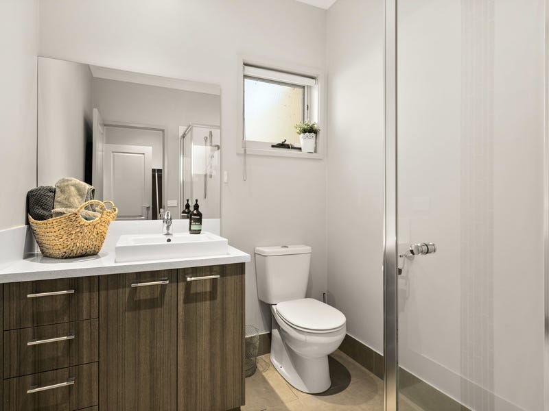 Modern living with golf course 11