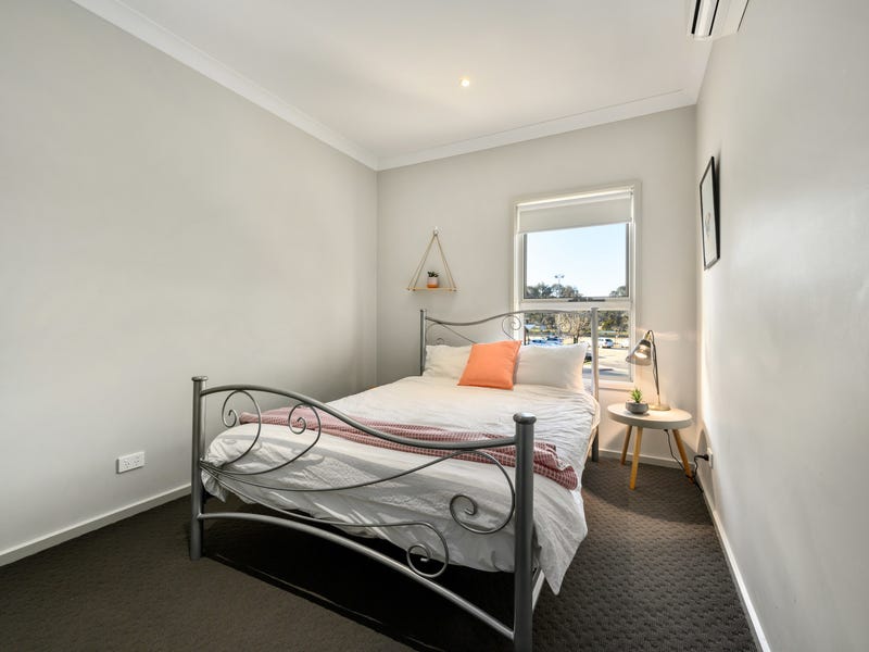 Modern living with golf course 12