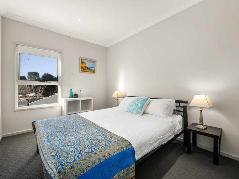Modern living with golf course 13
