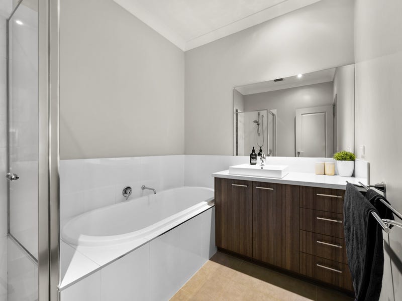 Modern living with golf course 14