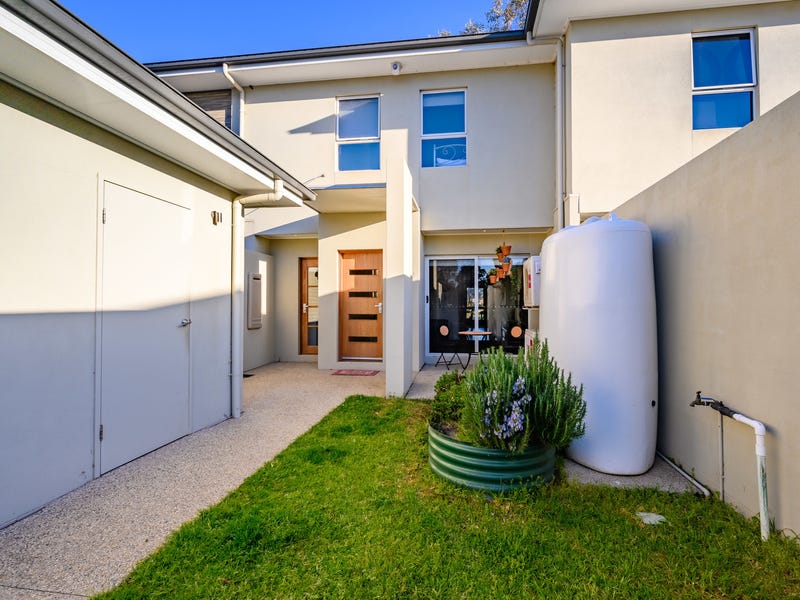 Modern living with golf course 15