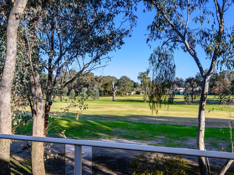 Modern living with golf course 17