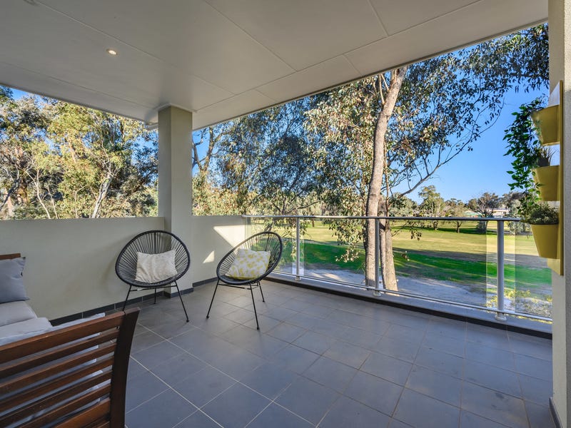 Modern living with golf course 18