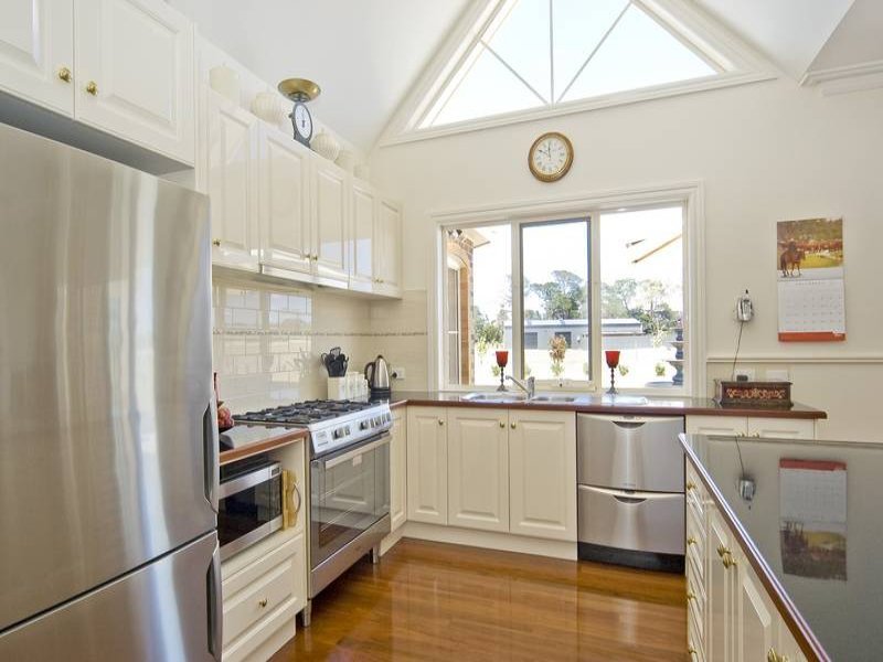 Lifestyle Acreage with Space and 2