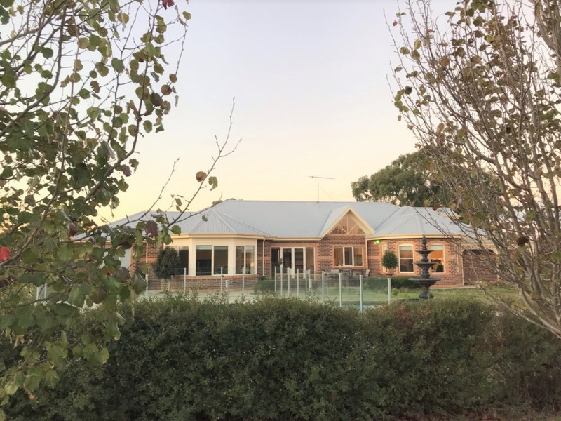 Lifestyle Acreage with Space and 6