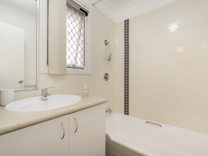 Immaculate Family Home In Quiet 14