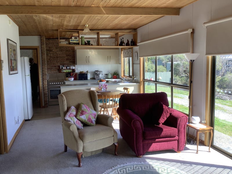 Live or Holiday in Tasmania’s 8