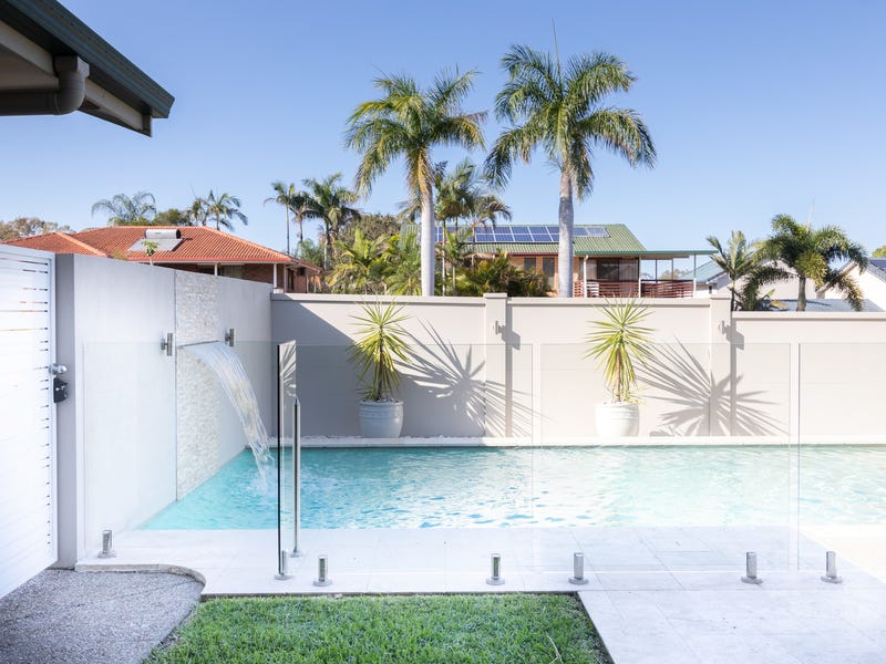 Large Renovated Family Entertainer with 2