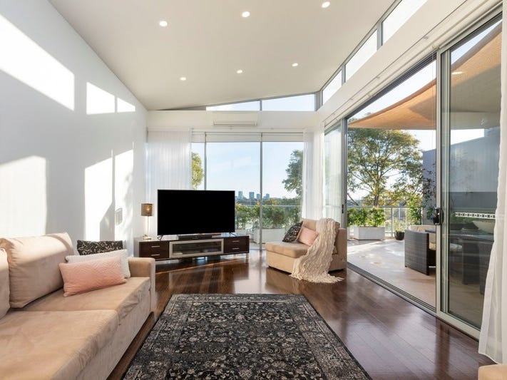 Stunning Top Floor Penthouse With 3