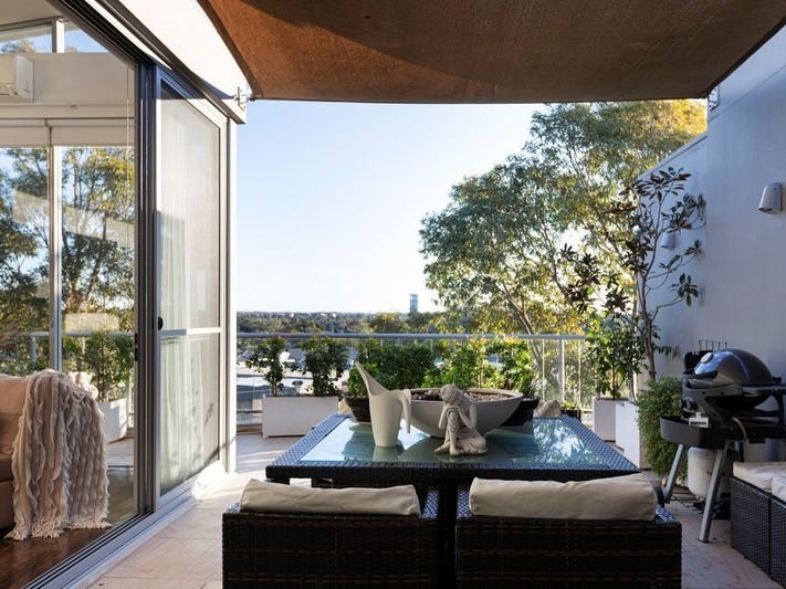 Stunning Top Floor Penthouse With 6