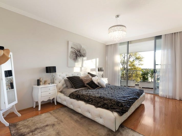Stunning Top Floor Penthouse With 8