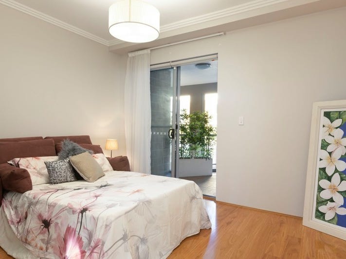 Stunning Top Floor Penthouse With 10