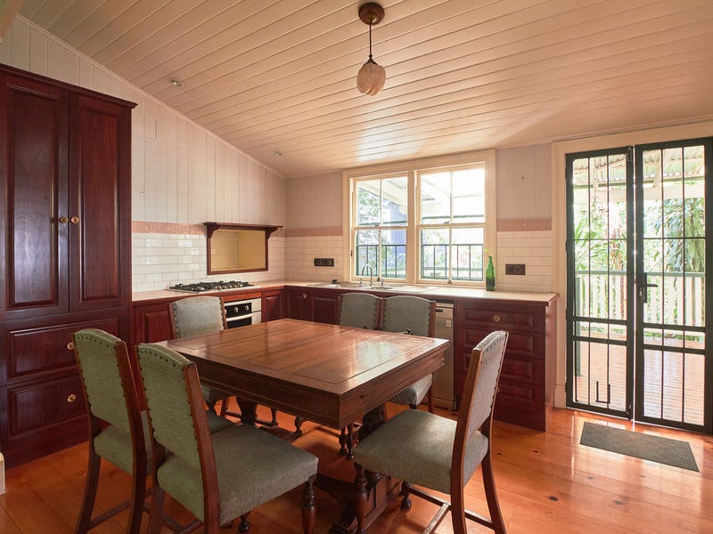 Charming West End Cottage 6