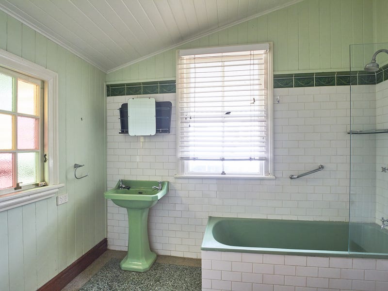 Charming West End Cottage 7