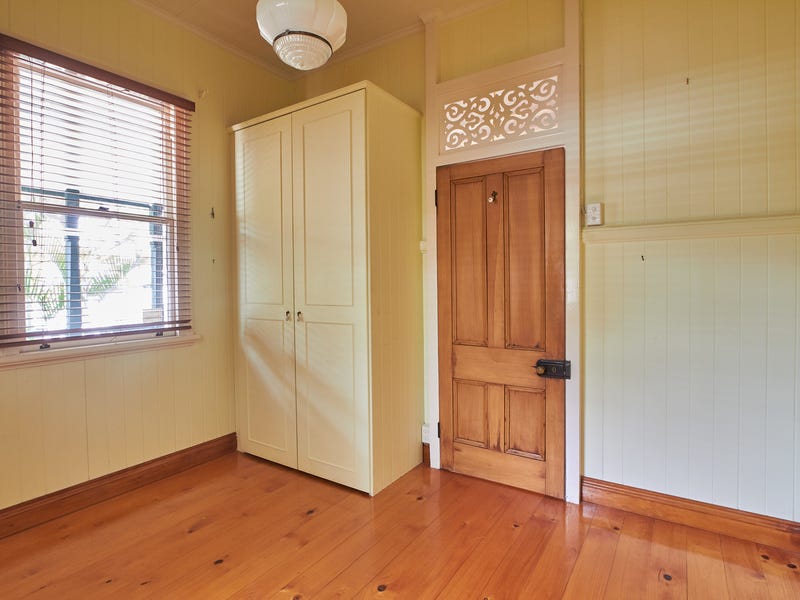 Charming West End Cottage 8