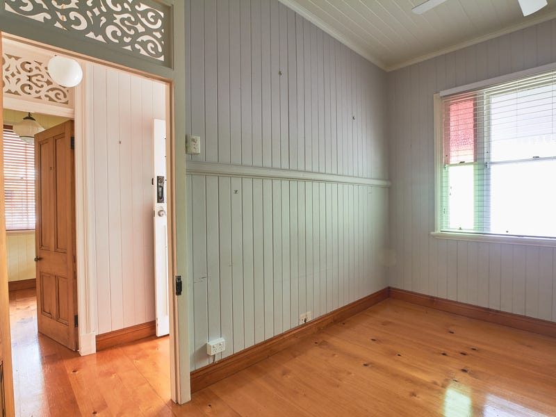 Charming West End Cottage 9