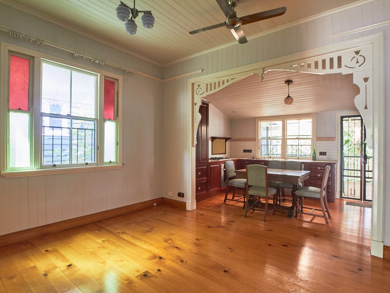 Charming West End Cottage 11