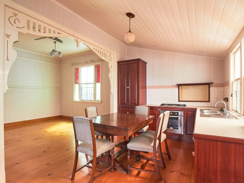 Charming West End Cottage 12