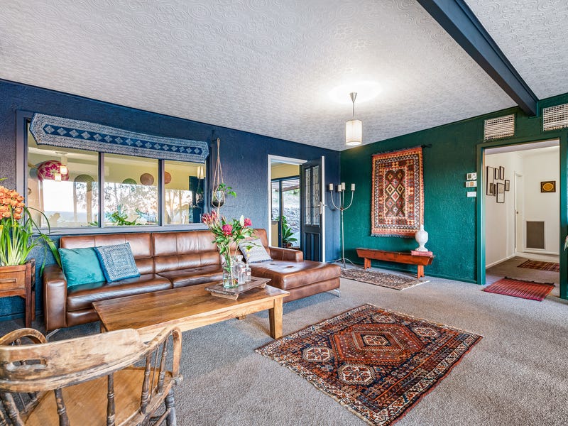 Central Retreat with Magnificent Views 8