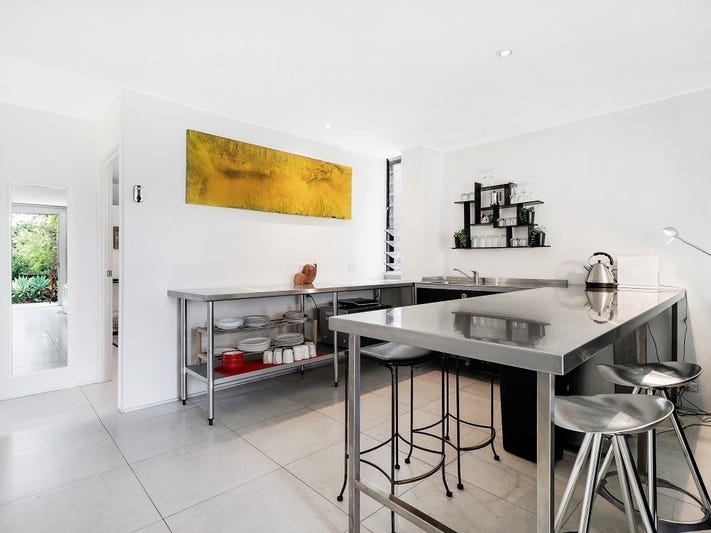 RETRO TOWNHOUSE WITH STYLE 3