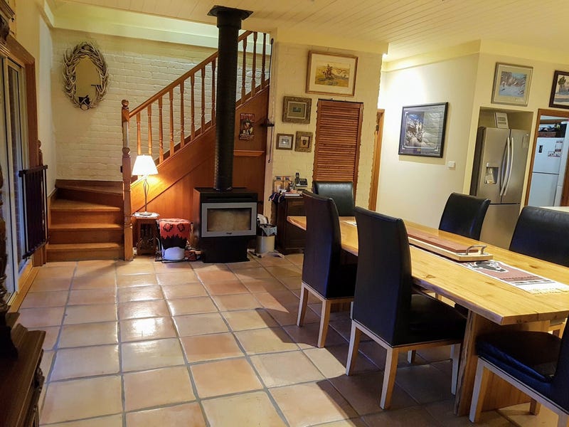 Macedon Ranges lifestyle property with 6