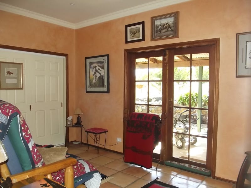 Macedon Ranges lifestyle property with 14