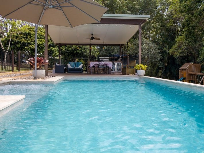 Charming Grand 1908 Queenslander in 32