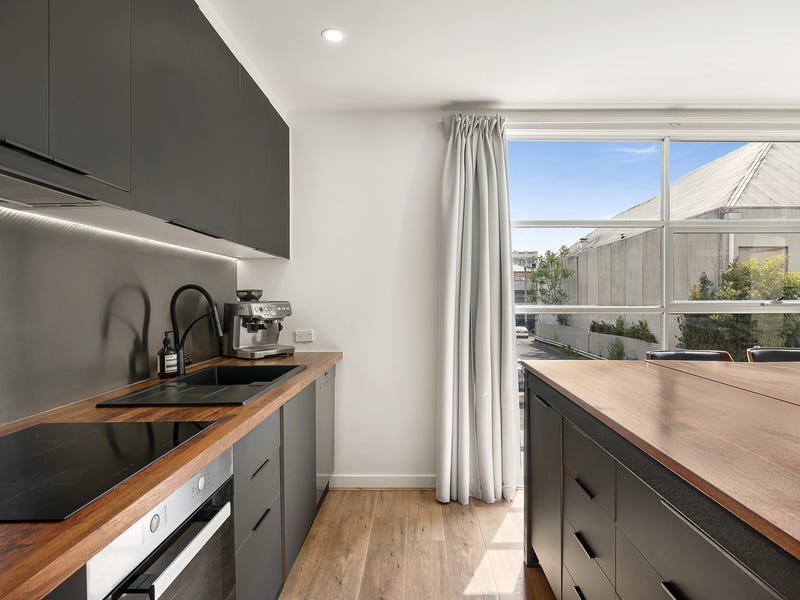 Newly renovated two-level apartment in Chapel Street Precinct!