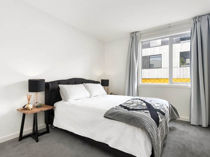Newly renovated two-level apartment in 7
