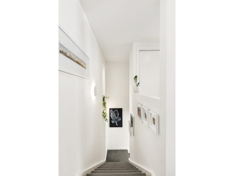 Newly renovated two-level apartment in 8
