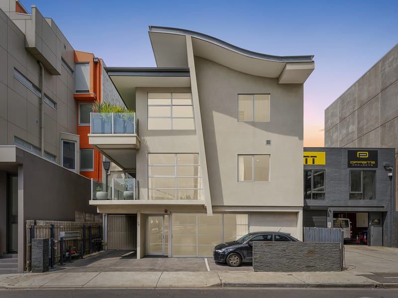 Newly renovated two-level apartment in 9