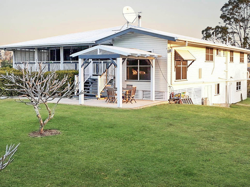 Beautifully restored Queenslander on 40 2