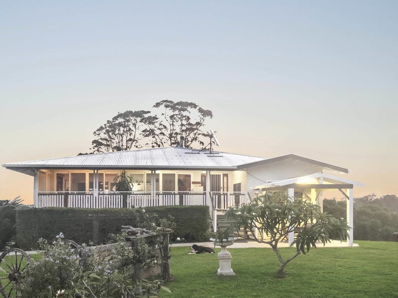 Beautifully restored Queenslander on 40 3