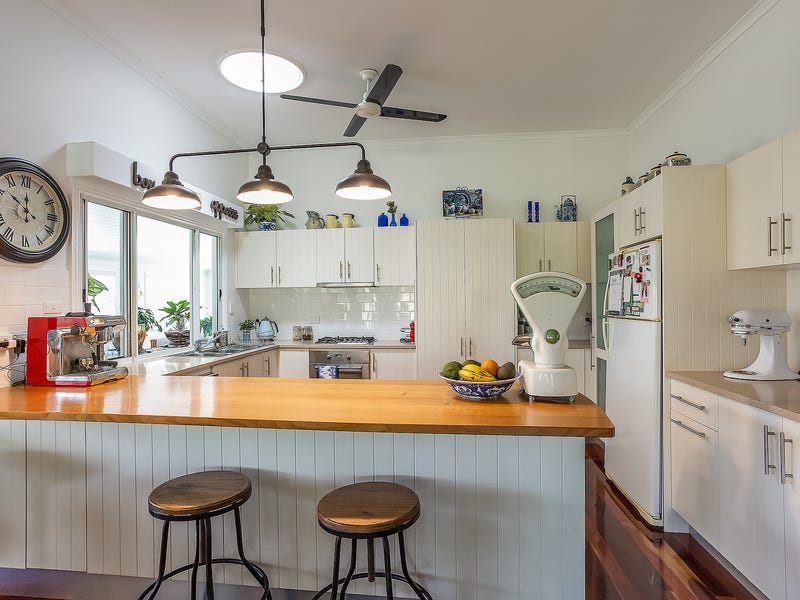 Beautifully restored Queenslander on 40 4