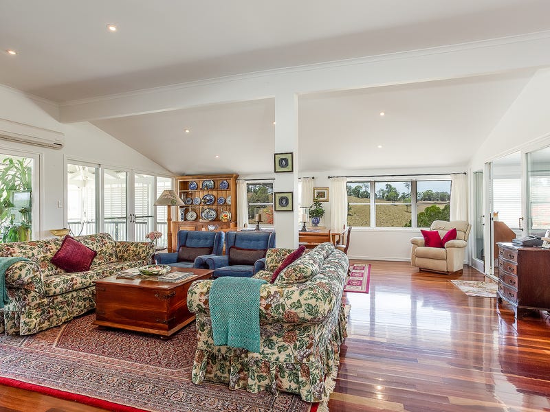 Beautifully restored Queenslander on 40 5