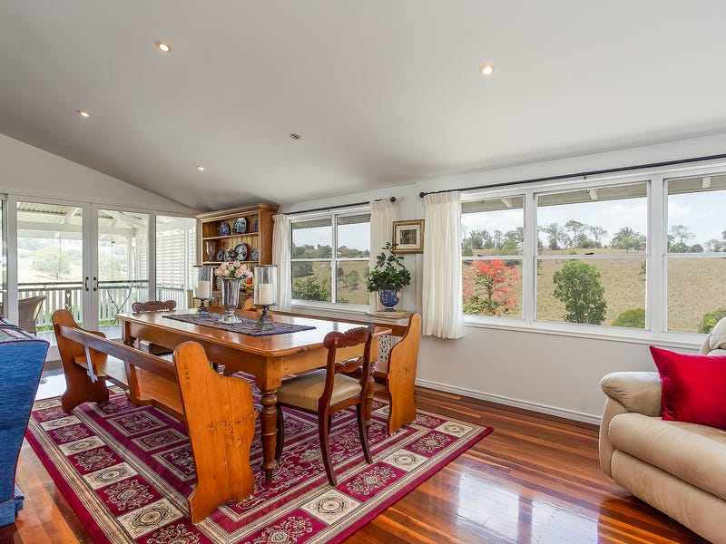 Beautifully restored Queenslander on 40 6
