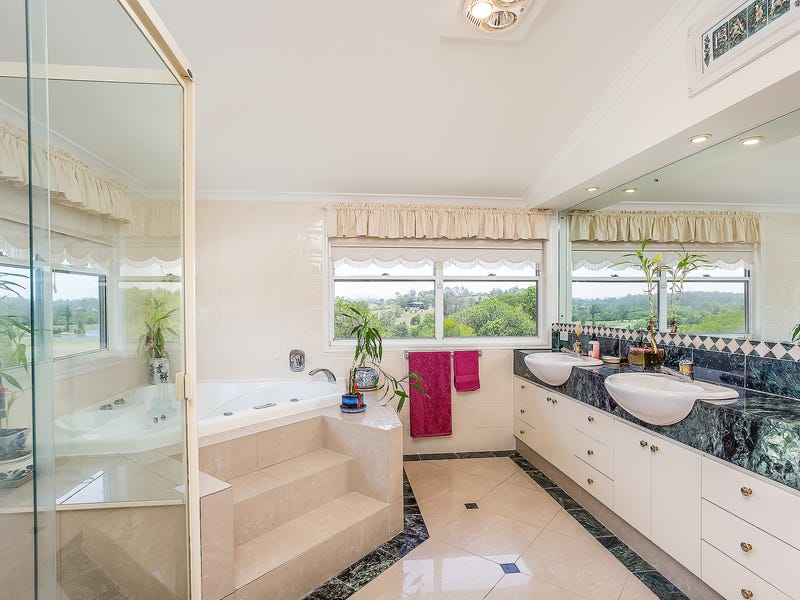Beautifully restored Queenslander on 40 8