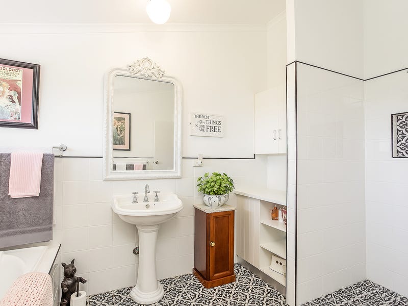 Beautifully restored Queenslander on 40 9