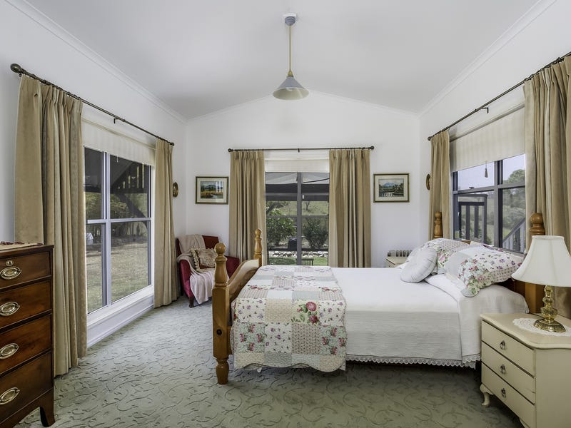 Beautifully restored Queenslander on 40 10
