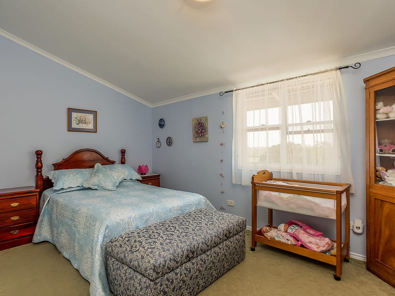 Beautifully restored Queenslander on 40 11