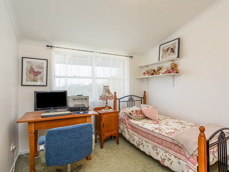 Beautifully restored Queenslander on 40 12
