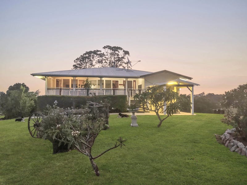 Beautifully restored Queenslander on 40 13
